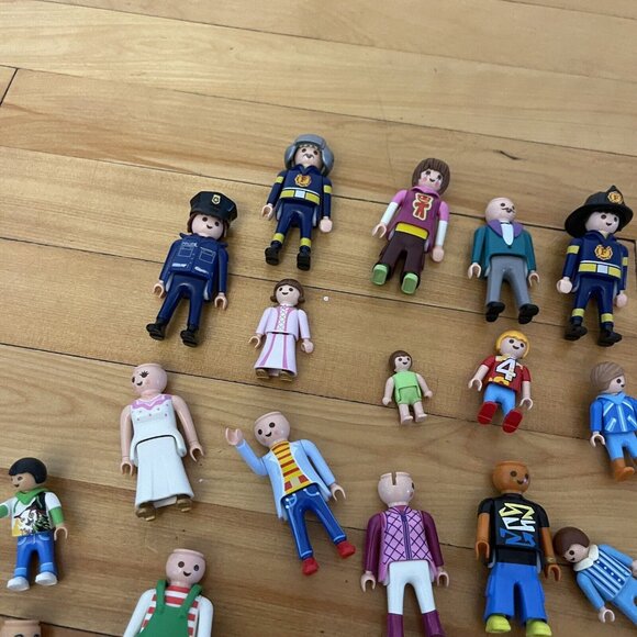 Lot Of 33 Playmobil Figures, Police, kids, dogs, toys - Picture 2 of 5